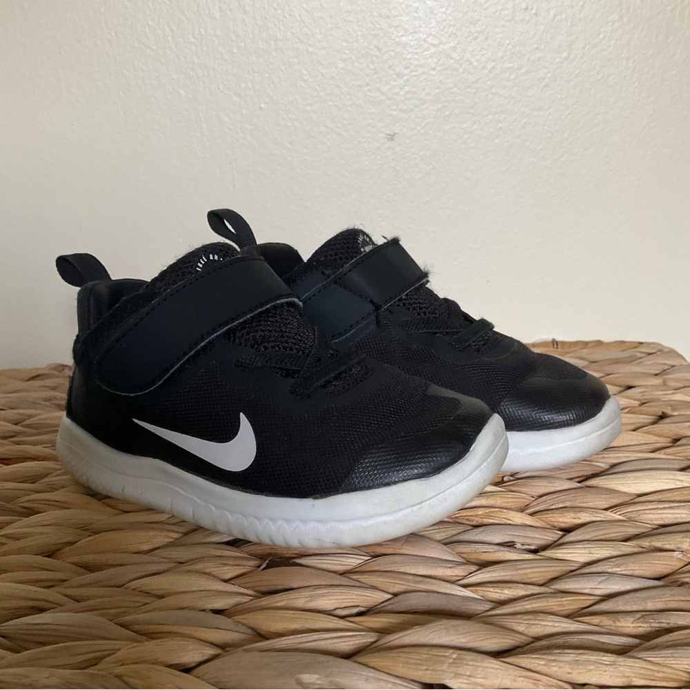 Nike Free Run Toddler Velcro Strap On Sneakers Black size 10C